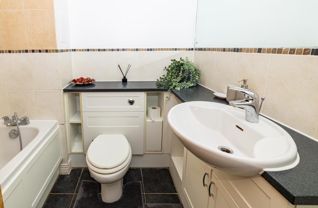 Two Bed Apartment Near Canary Wharf Londra Dış mekan fotoğraf